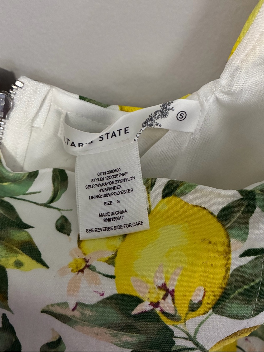 Altar’d state women’s small Tie-Shoulder Lemon Print Crop Top Italian summer NWT - Picture 3 of 5